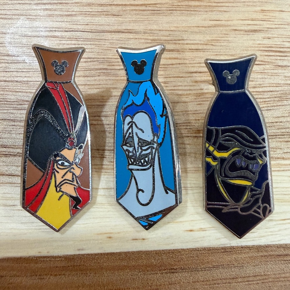Disney Villains Hidden Mickey Necktie Pins Set (2015) – Jafar Hades Scar